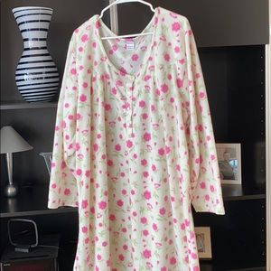 Fleece nightgown size 3X never worn. Runs small